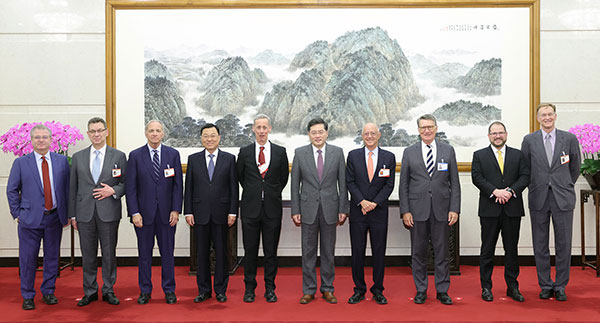 秦刚（右5）在北京集体会见来访的美国友好团体和工商界人士。