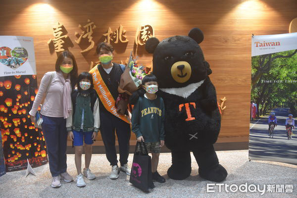 第100万国际旅客Ho Long Shi来自马来西亚，全家来台旅游。