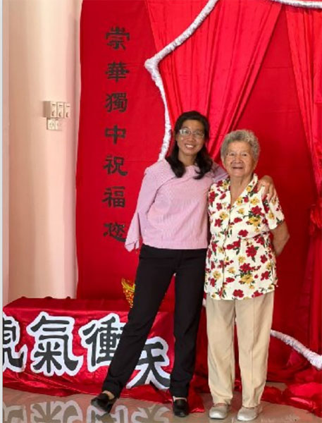 陈亚间（右）与徐保萍（左）是模范婆媳。