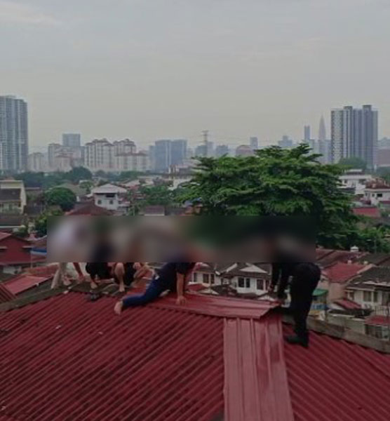 部分嫌犯从4楼窗口爬上屋顶企图逃脱，最终还是难逃法网。