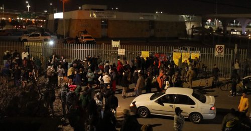 移民拘留中心大火40死28伤 生还者怒呛：我们不是狗！