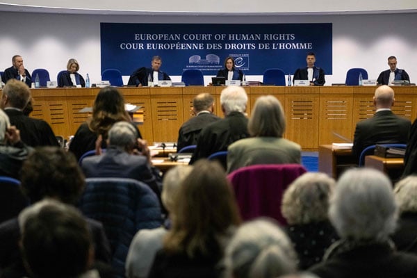 欧洲人权法院法官周三开庭审理涉及法国和瑞士的两起气候变化案件。（法新社）