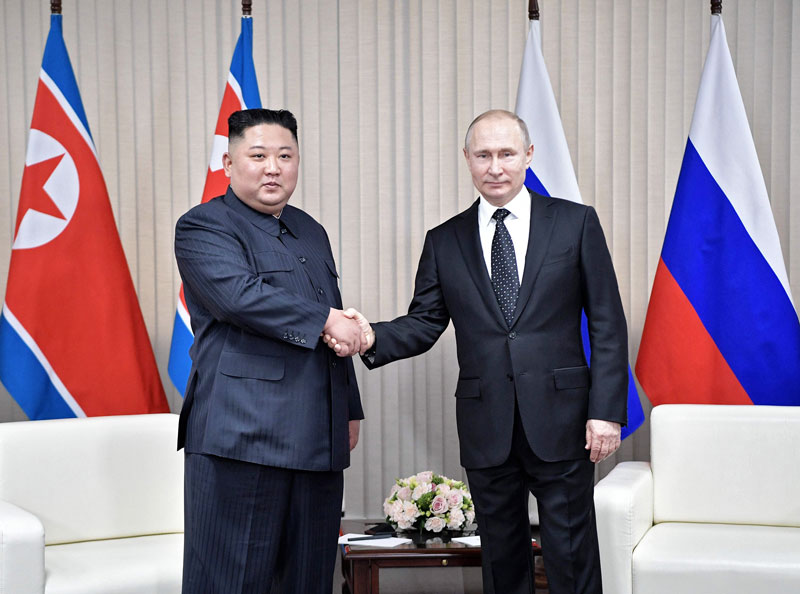 朝鲜最高领导人金正恩（左）与俄总统普汀2019年4月首次在俄罗斯符拉迪沃斯托克的远东联邦大学会面。