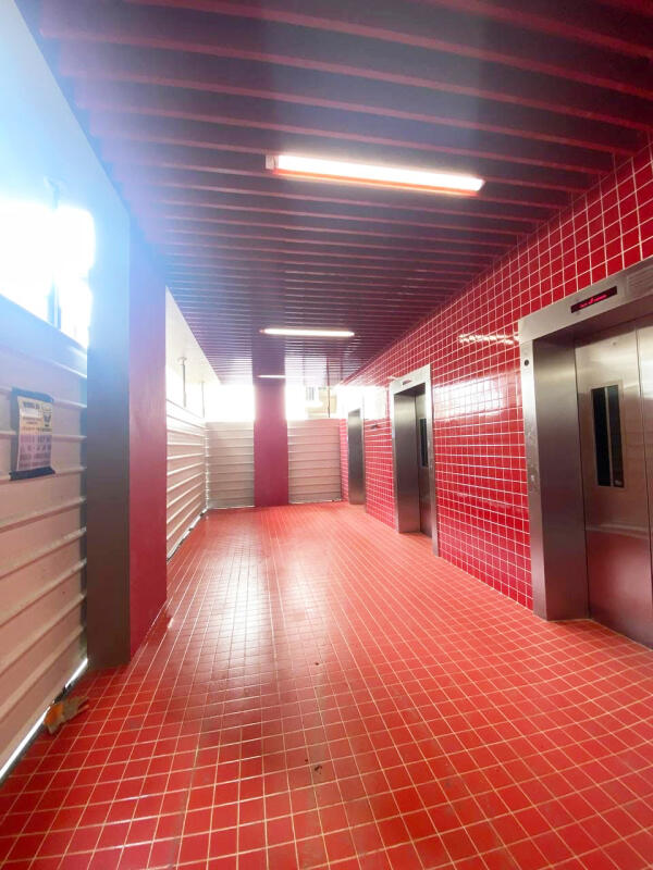 红色电梯间在白天的模样。（受访者提供） 
