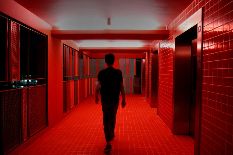 楼梯间设计以红色为主，就连天花板也是红色，晚上在灯光照射下更显得红彤彤。 