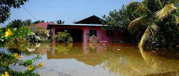 位于马六甲双溪南美甘邦牙也的一间住家，水位几乎已淹至屋子的一半高度。
