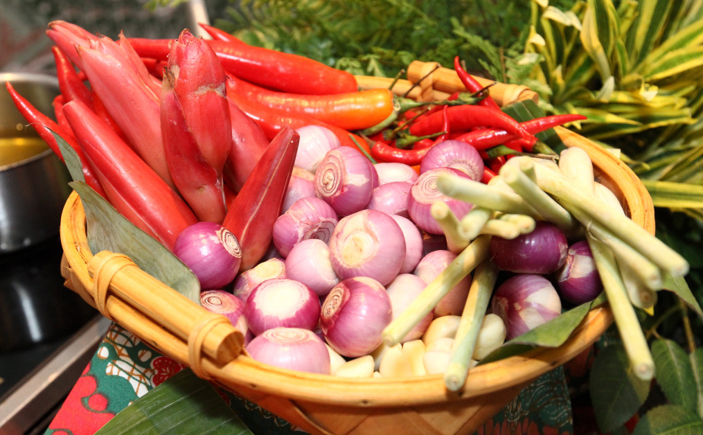 参峇的基本食材，辣椒的量肯定是最多的，其它可以随着个人喜好添加。峇拉煎也是其中一种食材，一定要烤或煎香。