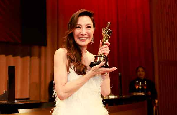 杨紫琼在第95届奥斯卡颁奖礼凭藉电影《妈的多重宇宙》，荣获最佳女主角奖项。法新社