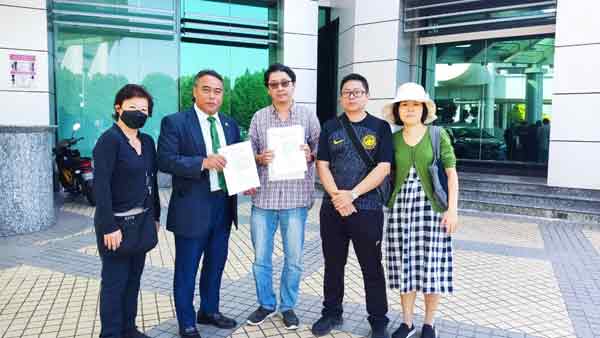 受害者家属移交申请信给雪大臣代表，期望能尽快获得峇冬加里土崩的调查报告。