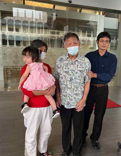 赵明福母亲张秀花（左起）和父亲赵亮辉在黄业华陪同下，前往与陆兆福等人见面。