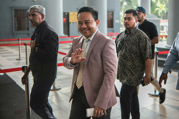 旺赛夫今早抵达法庭大楼时，笑容满面和媒体打招呼。