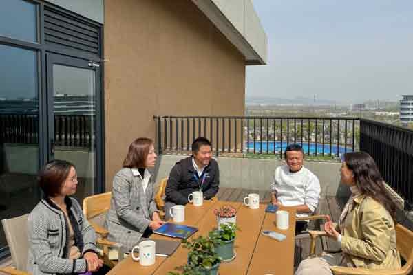 南华早报刊载马云（右2）周一到访杭州学校的照片。