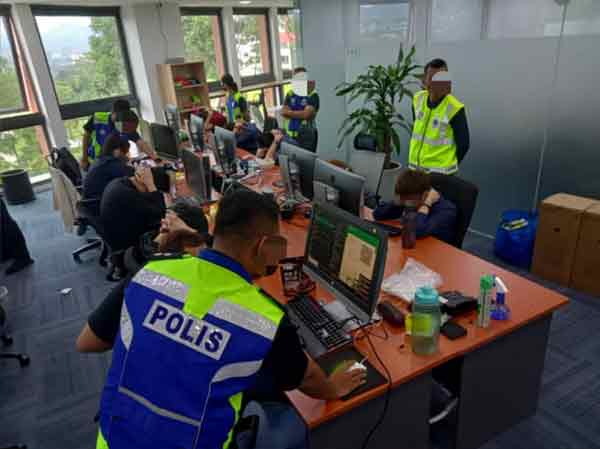 警方突击取缔网络赌博集团设立在高档公寓的呼叫中心，逮捕21名本地华裔嫌犯。
