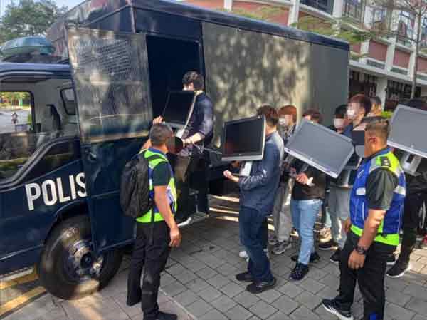 警方在行动中起获21架电脑及65台手机等。