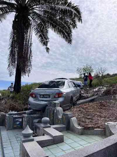 安顺美罗路13碑福建义山于上周日（26日）发生一辆轿车在倒退时，不慎撞到一个坟墓事故（图取自社交媒体）