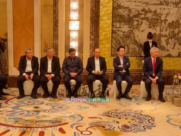商界领袖出席与首相的对话会。右起为卢成全、戴良业、林伟才、邝汉光、张昌国和陈镇明。