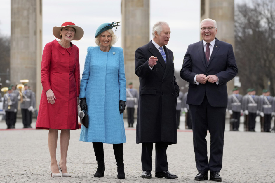 德总统斯泰因迈尔（右1）与夫人布登宾德（左1）29日在柏林地标勃兰登堡门迎接到访德英王查理斯三世和英王后卡米拉。（美联社）