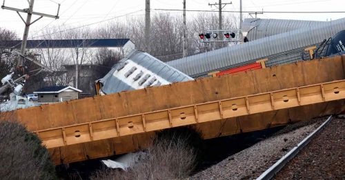 美国又一宗！载危险品列车脱轨 居民受促别外出