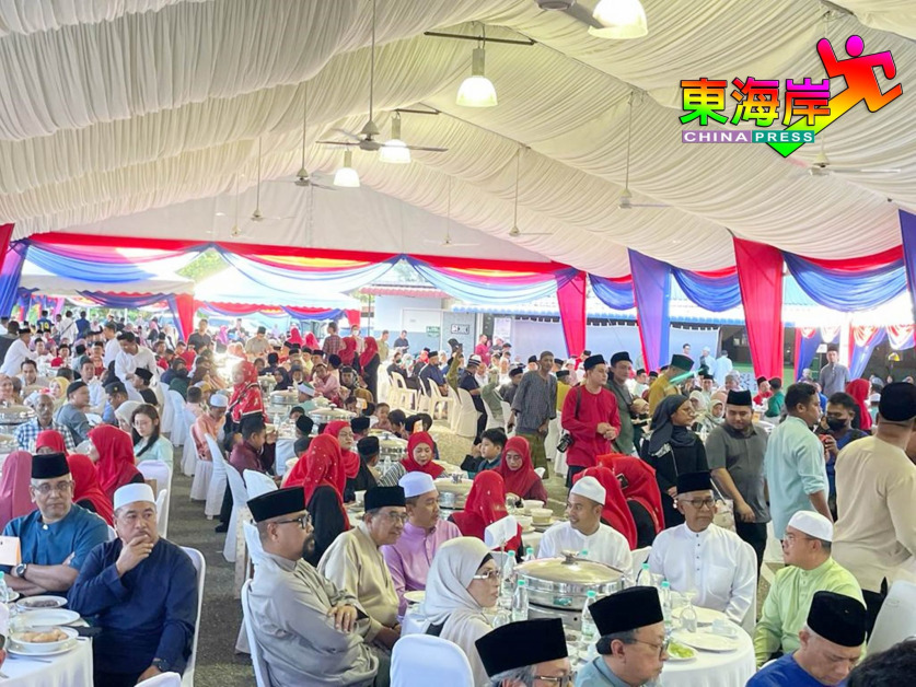 副首相阿末扎希出席文冬甘榜乐布清真寺举行的开斋节活动场面热闹。