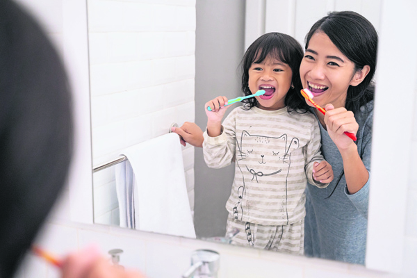 家长应帮助孩子在幼儿期奠定正确刷牙和保持良好口腔卫生习惯的稳健基础。