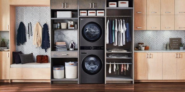 WashTower采用创新垂直流线型设计，是一体成型整合洗衣机和烘衣机。