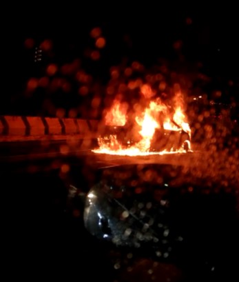 有关轿车在大道上被熊熊大火包围，十分吓人。
