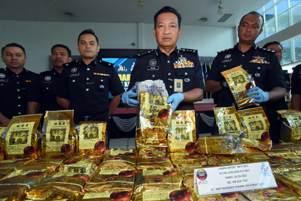 吉隆坡肃毒组破获今年隆市最大宗冰毒案。右起为吉隆坡肃毒组主任贾斯米罗助理总监、吉隆坡副总警长雅哈亚及建功警官鲁迈祖副警监。