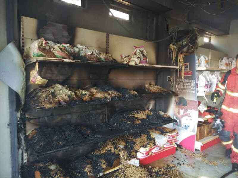 置物架和架上摆放的猫粮狗粮等物都被烧毁。
