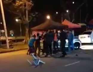 几名男子在路中央打架，引周围民众趋前劝架。