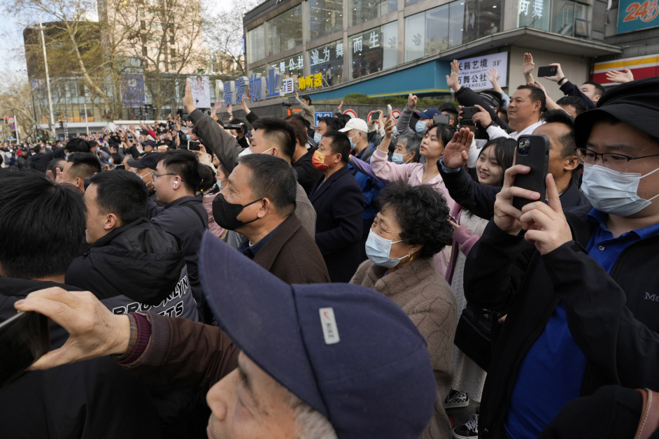 南京民众围观马英九回大陆。（美联社）