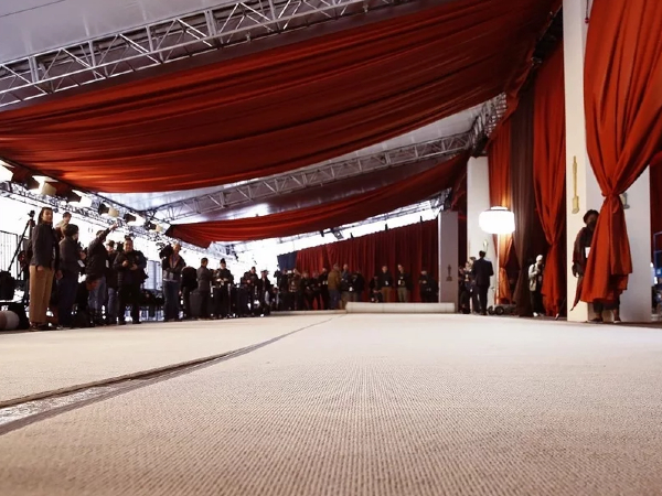 今年奥斯卡的地毯改为香槟色，一改60年以来的红毯传统。