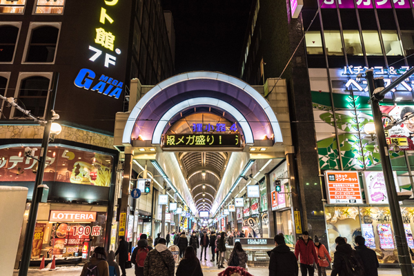 北海道札幌的狸小路商店街，是游客必到访之地。这地方相当大，随意走走也需费至少大半天时间，一天三餐即便在这里解决，也大伤脑筋，因为选择性太丰富。