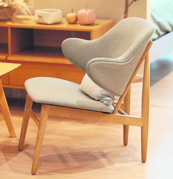 细脚椅子是极简日式风的设计特色之一。