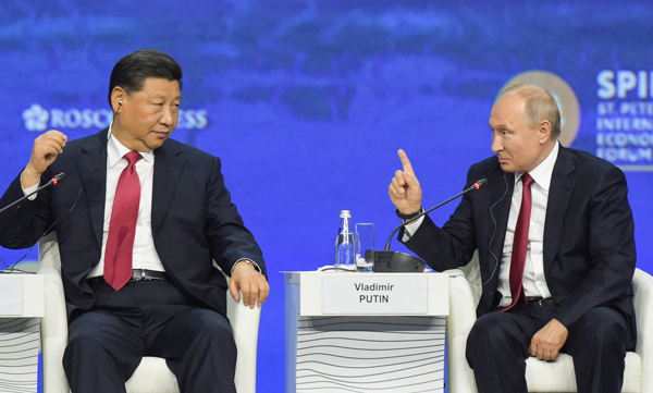 普汀（右）和习近平于2019年出席圣彼得堡国际经济论坛会议。（法新社）