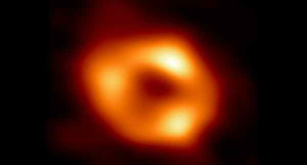 银河系中心黑洞的恶劣环境通常阻止像太阳这样的恒星形成，然而