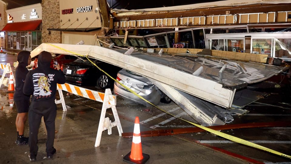 美国德州超市屋顶被吹翻掉地。