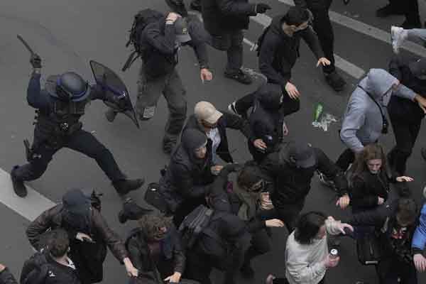 警方挥舞警棍，驱散示威者。（美联社）