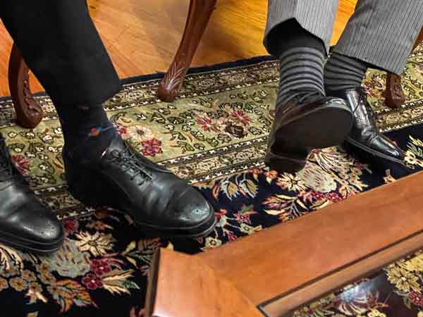 安华（左起）和小马可斯在交谈期间一时兴起，开始讨论各自穿的袜子。