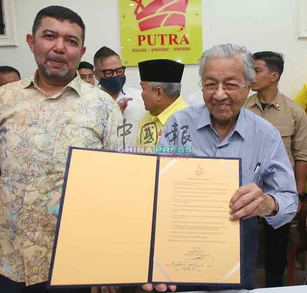 马哈迪（右）签署《马来人宣言》，左为“马来人宣言”主席拿督马祖基。
