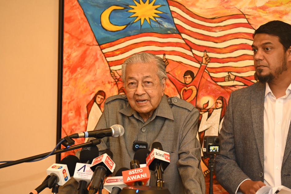 马哈迪在首要领导基金会召开记者会。