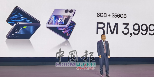 ▲OPPO亚太区总裁Andy Shi于发布会当天宣布OPPO Find N2 Flip拥有紫色和黑色2种配色，大马售价为3999令吉。