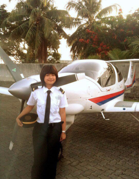中学毕业后，邓琳霓马上飘洋过海从东马到马来半岛追求飞行梦想。