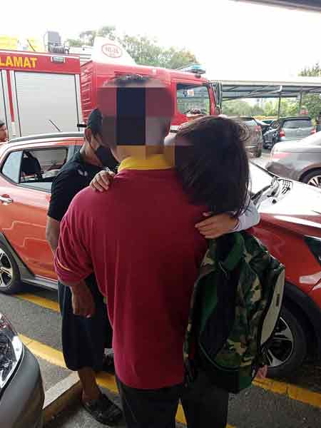 女童被消拯员救出车外后，父亲马上把她抱在怀中，天真无邪的她因为太困，在父亲怀中沉睡。　