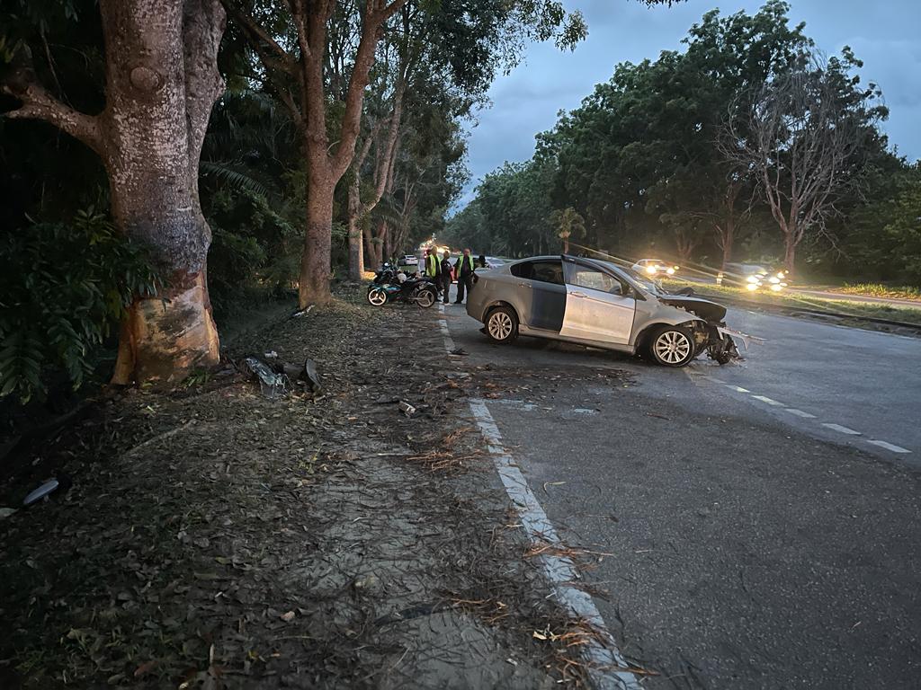 疑打瞌睡导致失控撞树，司机当场死亡。