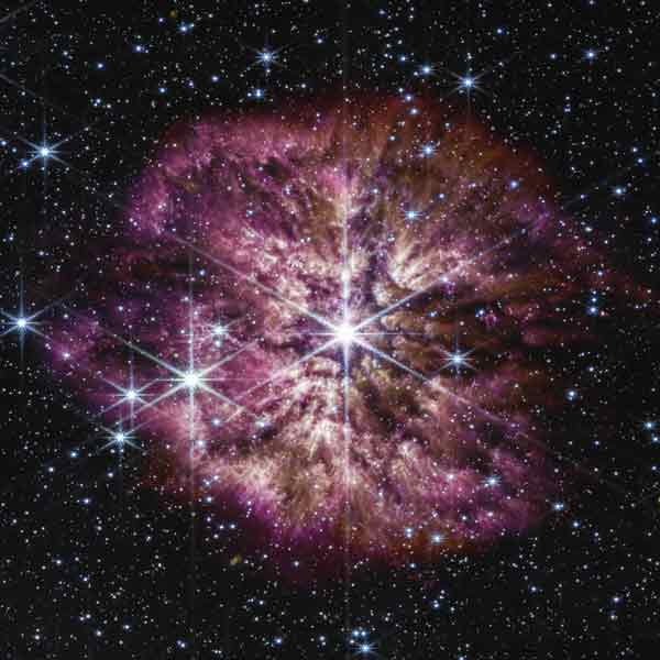 恒星WR124－－　美国太空总署（NASA）近日发布由韦伯太空望远镜拍摄到的沃尔夫-拉叶星（Wolf-Rayet）124。据科学家称，这种转变只发生在一些恒星上，通常是它们爆炸成为超新星之前的最后一步。这颗位于射手座的恒星正式名称为WR124，质量是太阳的30倍，并且已脱落相当于10个太阳质量的物质。周围的星云由已老化的恒星随机喷出的物质和随之而来的湍流中产生的尘埃组成。（美联社）
