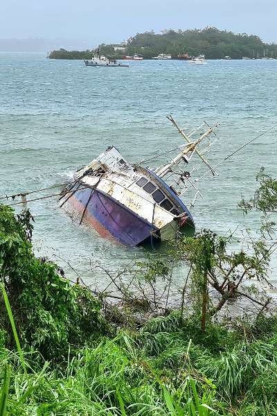 维拉港船只被飓风朱迪吹翻。（法新社）