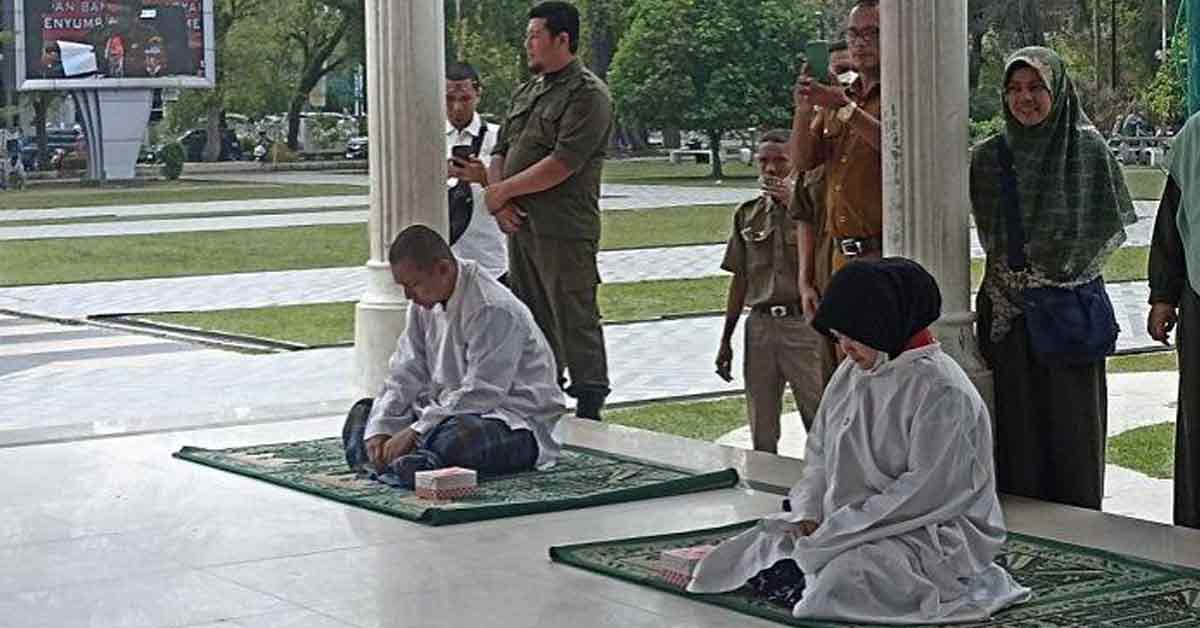 印尼亚齐市一名男子与人妻偷情，双双被鞭100下。
