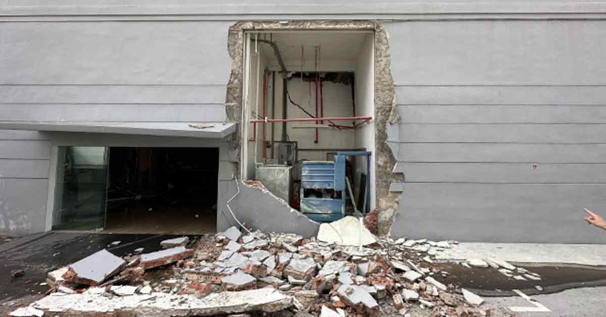 爆炸发生后，服务中心的一堵墙被炸开一个大洞。（读者提供）