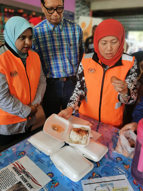 南希苏克里（右）亲自检查疏散中心准备的食物；中为巫统实马廊区州议员拿督山苏峇里。