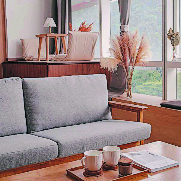 經典的日式風布藝低矮沙發，讓人在坐下時更放鬆。